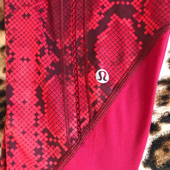Lululemon Vent It Out Crop Mini Ziggy Snake Red Tide Cranberry Tights Size 6 - Picture 11 of 17
